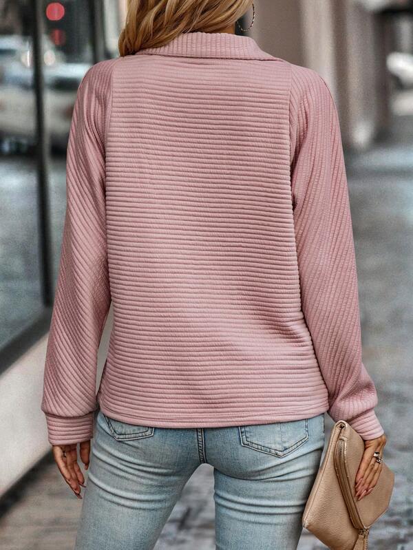 Cozy Autumn Zip-Up Sweater with Ribbed Design
